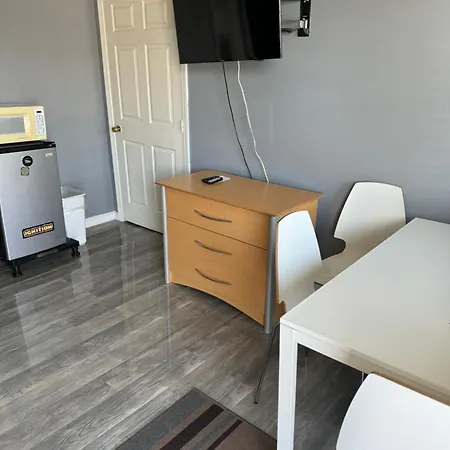 12 Ashworth Ave Suites-3