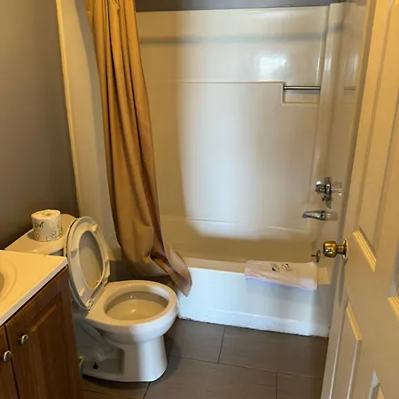 12 Ashworth Ave Suites-2